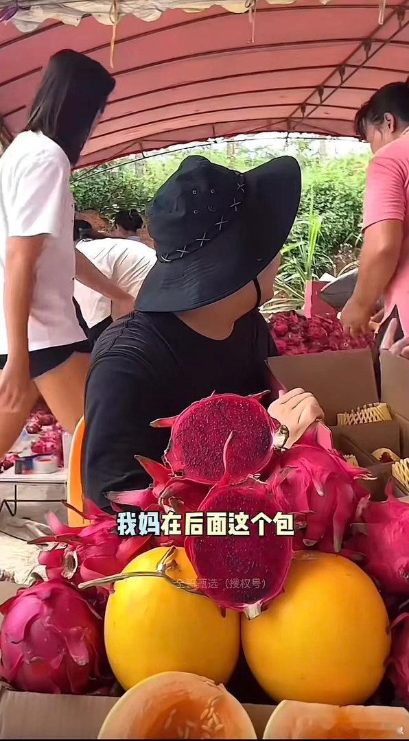 全进华直播助农，全家人一起出动，放假回来休息的全红婵，也被哥哥拉到场地帮忙打包。
