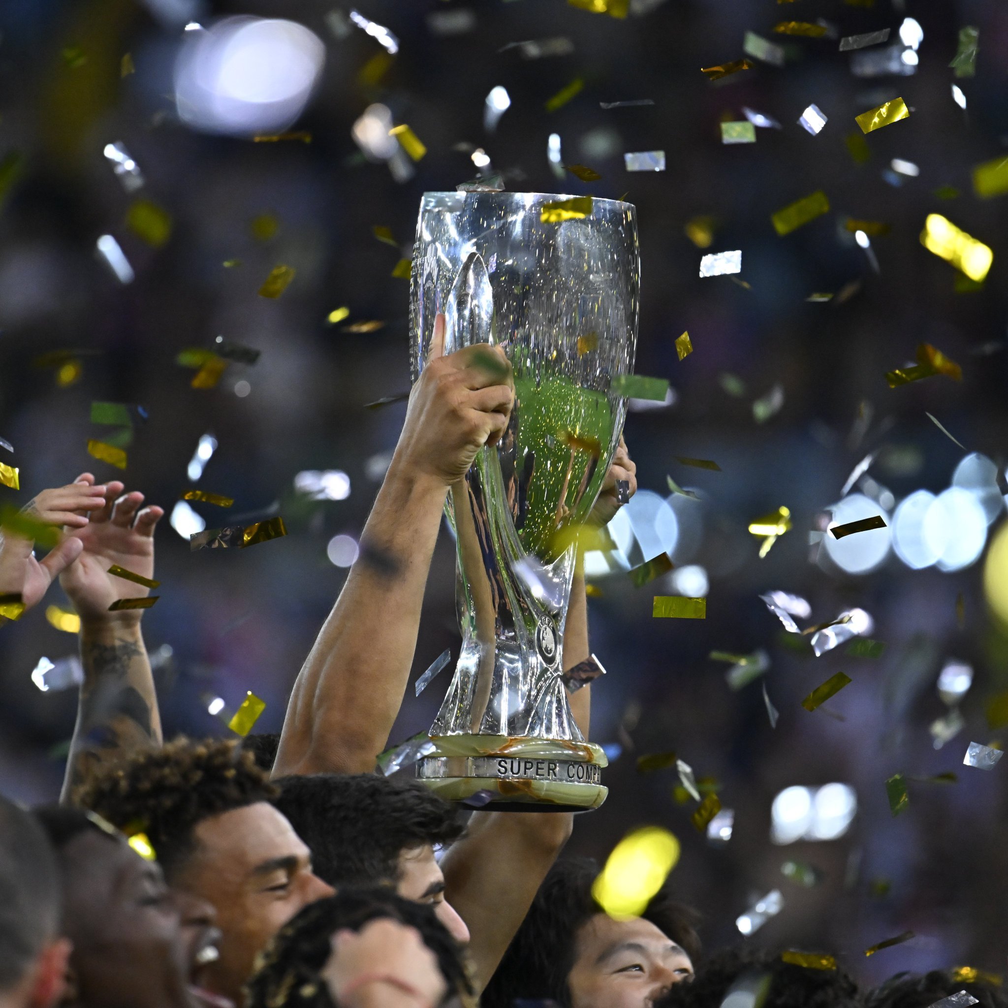 法国球迷俱乐部[超话]  天啊 这么漂亮的奖杯 属于PSG！！！巴黎圣日耳曼6比