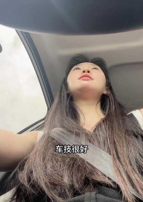 “这回真遇上好人了！”广东，一名乘客打车经过高速路段时，司机突然腹痛难忍，脸色越