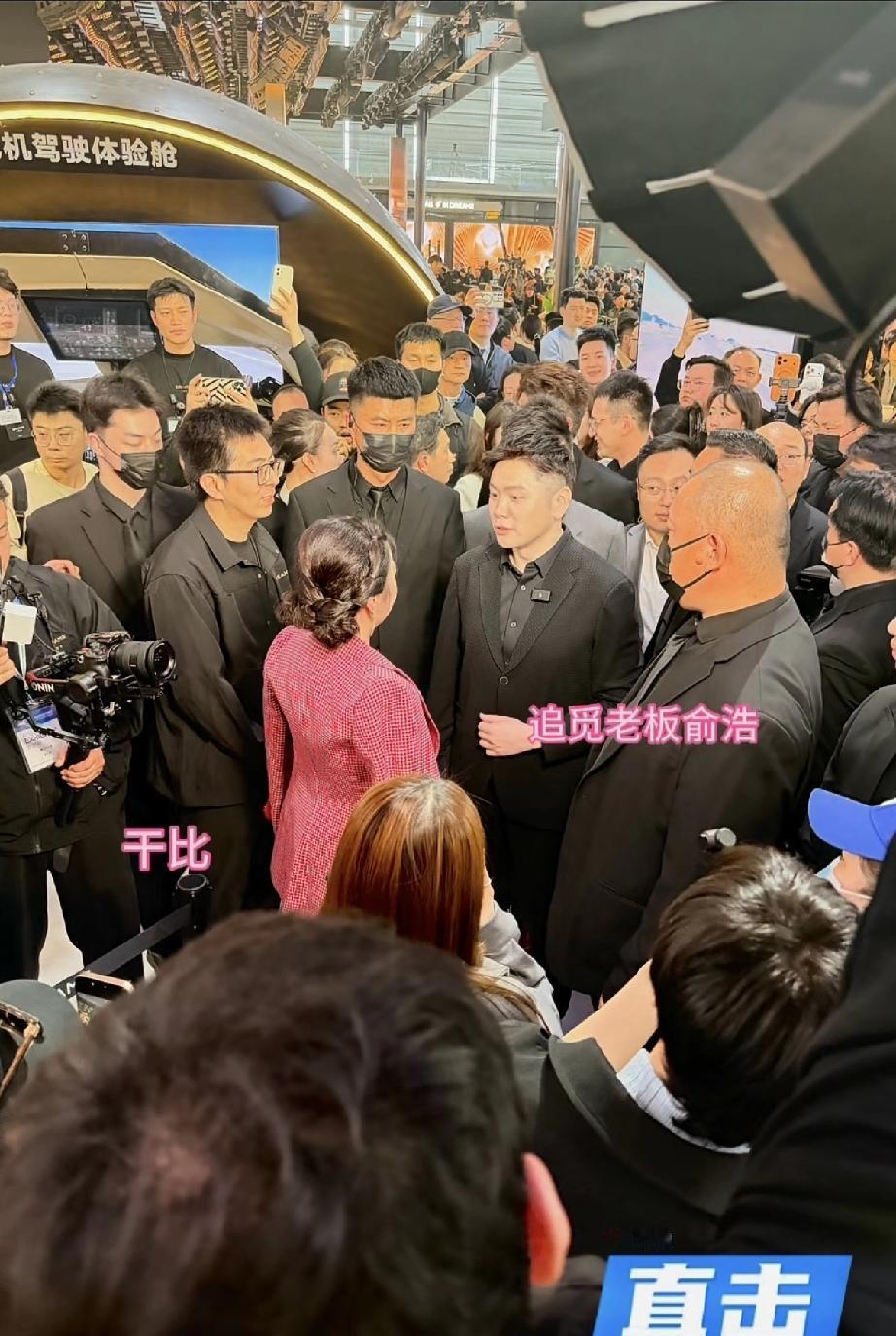 厉害了，甘比与追觅老板俞浩上海会展中心面对面交流，甘比与追觅超跑合影，感觉比刘銮