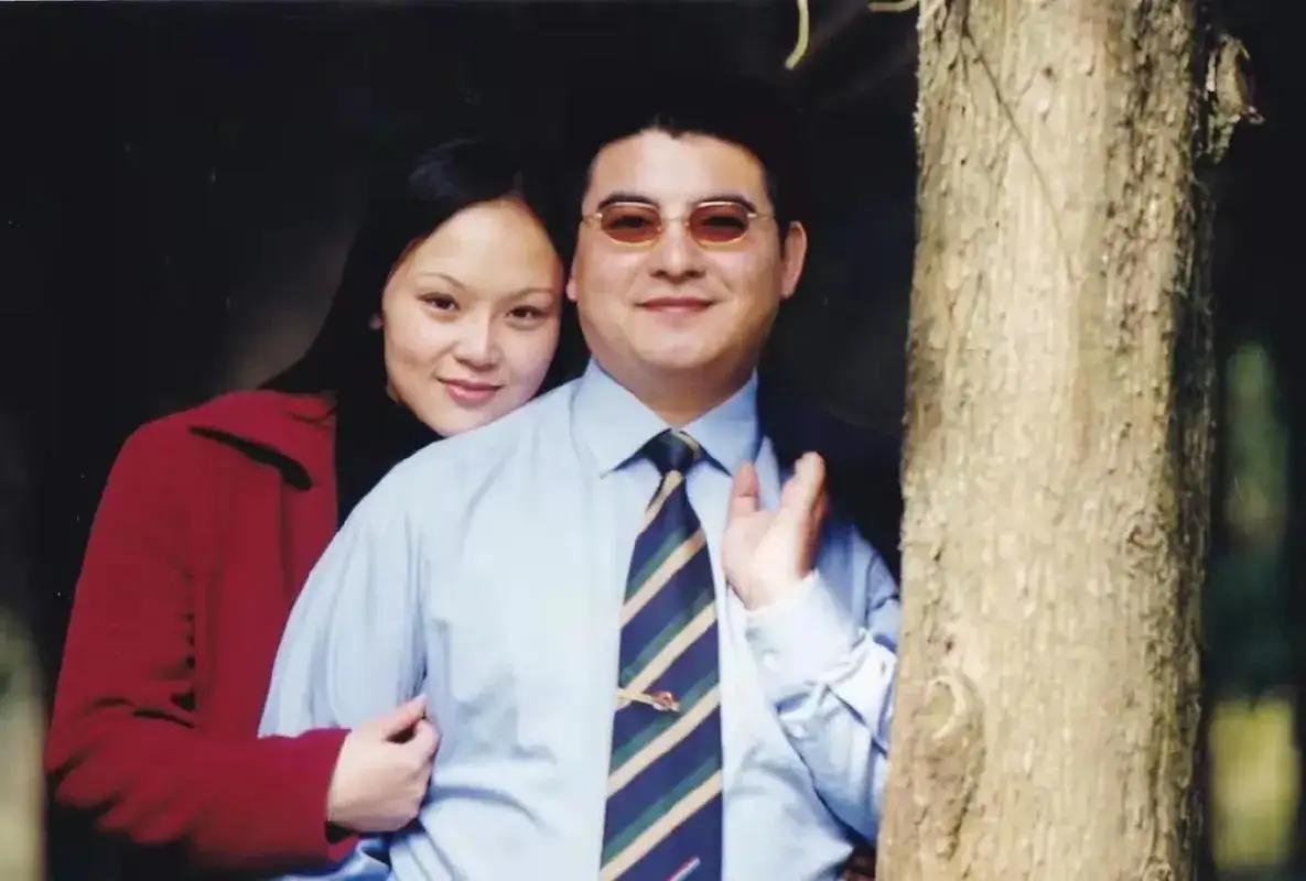 和爱妻在一起的陈光标笑得可真幸福，他妻子很漂亮，他眼光不错。