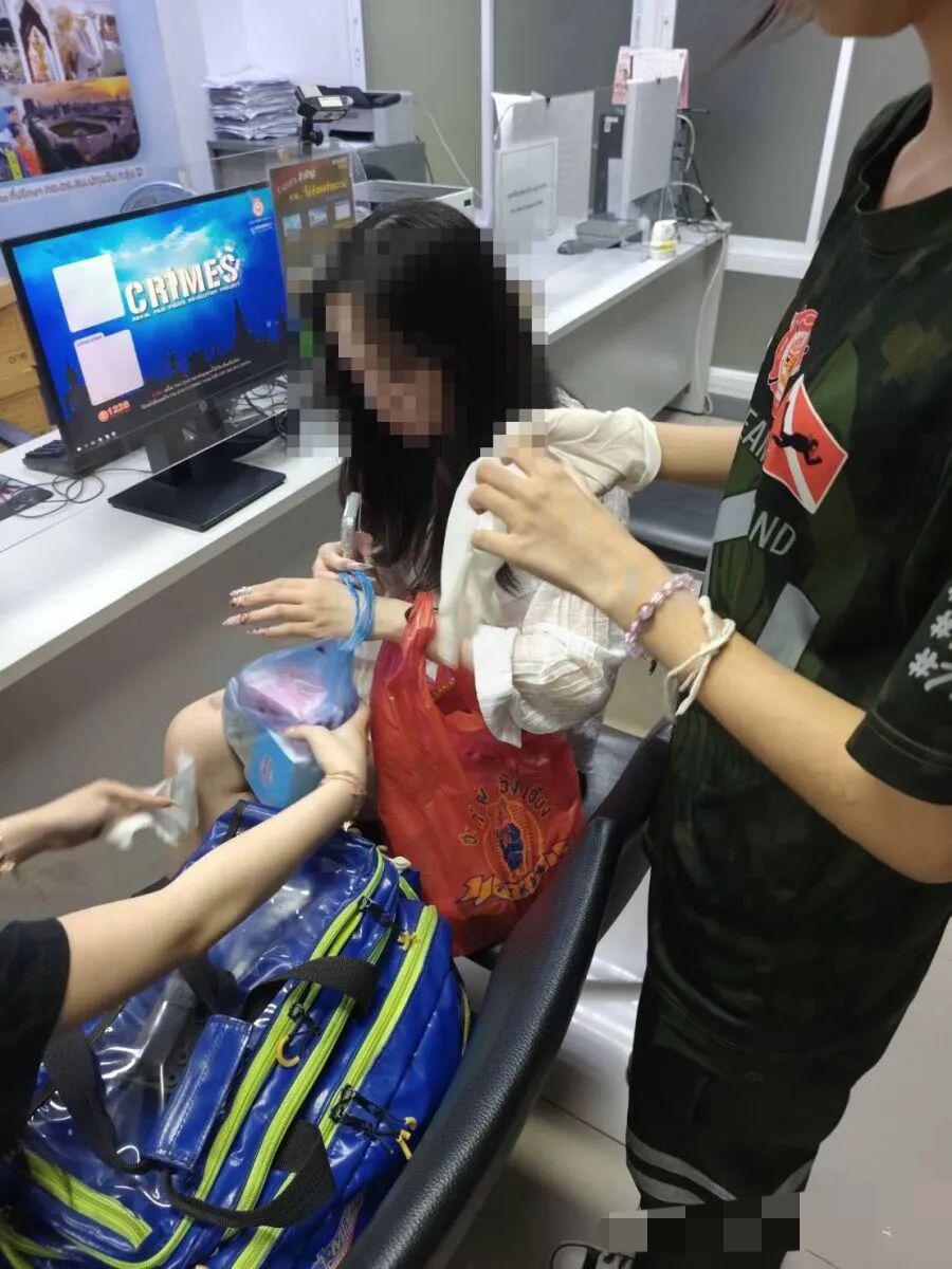 一名中国女游客在曼谷市中心遭遇飞车抢夺，险些丧命，包内1万泰铢现金和护照丢失，人