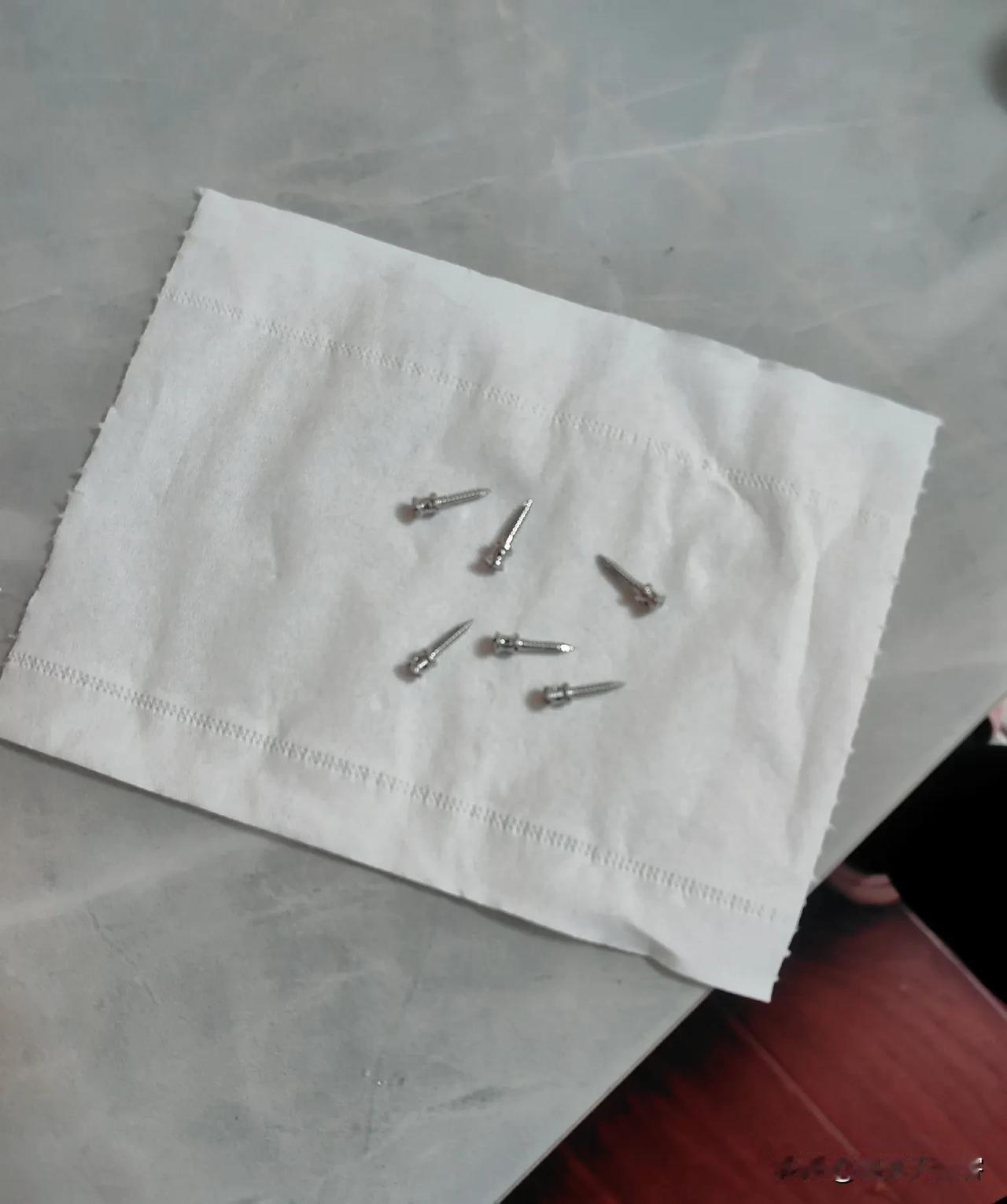 猜一猜这个是作什么用的钉子，

一颗1000，我朋友花了6000……