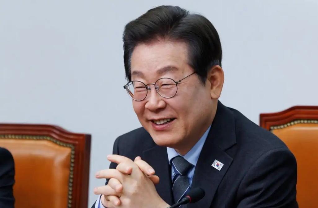 在专访时，被西方记者尖锐逼问：