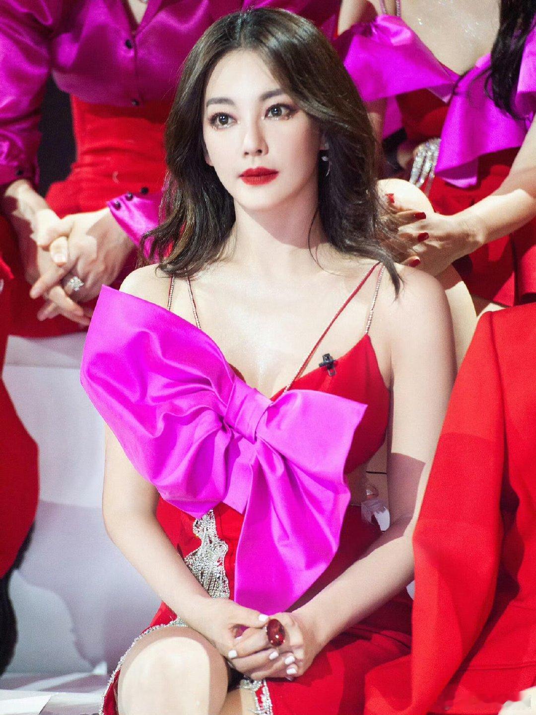 张雨绮浪姐1招商逆袭名场面想念张雨绮浪姐舞台了浪姐1因为张雨绮多了太多高光时刻，