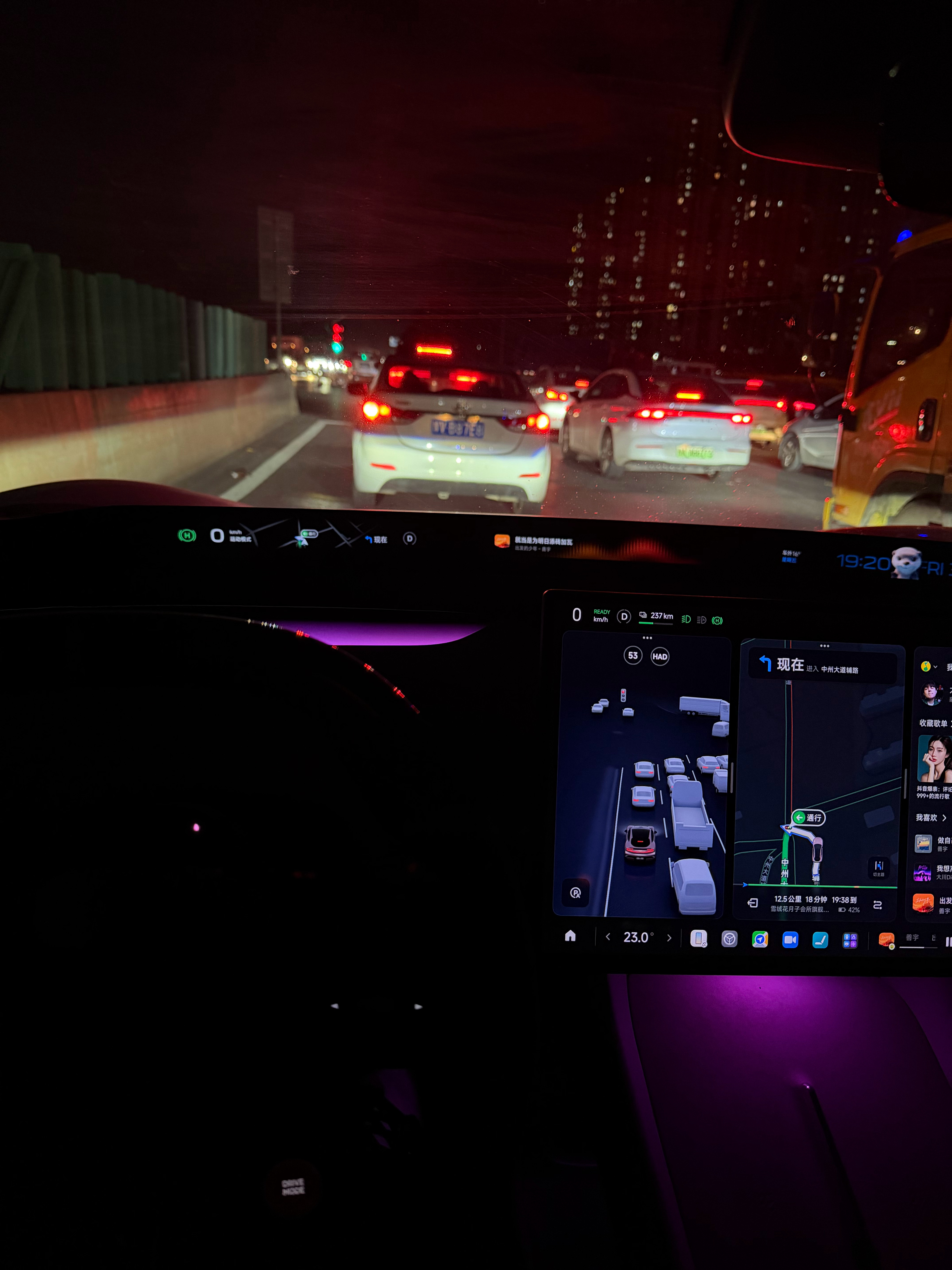 小米 YU7 这个天际屏 晚上看着 真的好科幻 