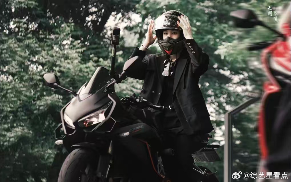 夏之光后视镜视角夏之光开春跑一跑少年在春光里奔跑，后视镜视角也太有故事感了 