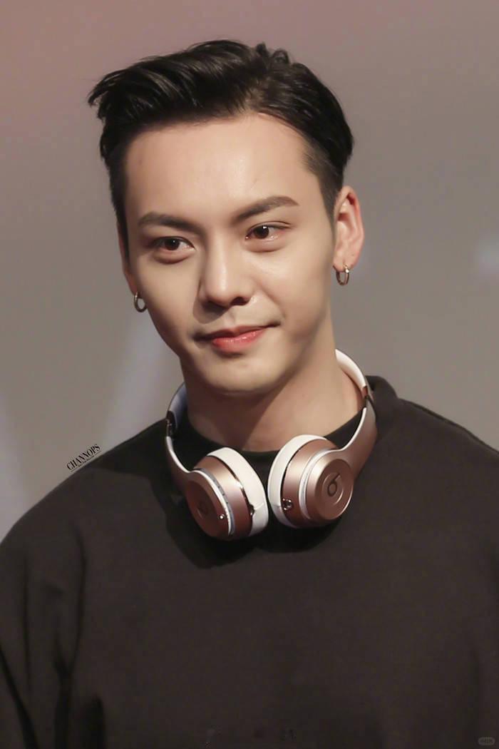 陈伟霆看到孩子走不动路 看到小朋友就挪不开脚，轻声询问还温柔等待，这般暖心模样，