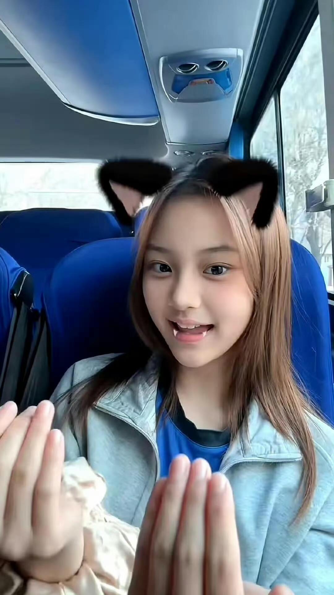 甜馨 贾乃亮出发新加坡
甜馨在社交平台晒出了在飞机上与爸爸贾乃亮的合体视频。随后