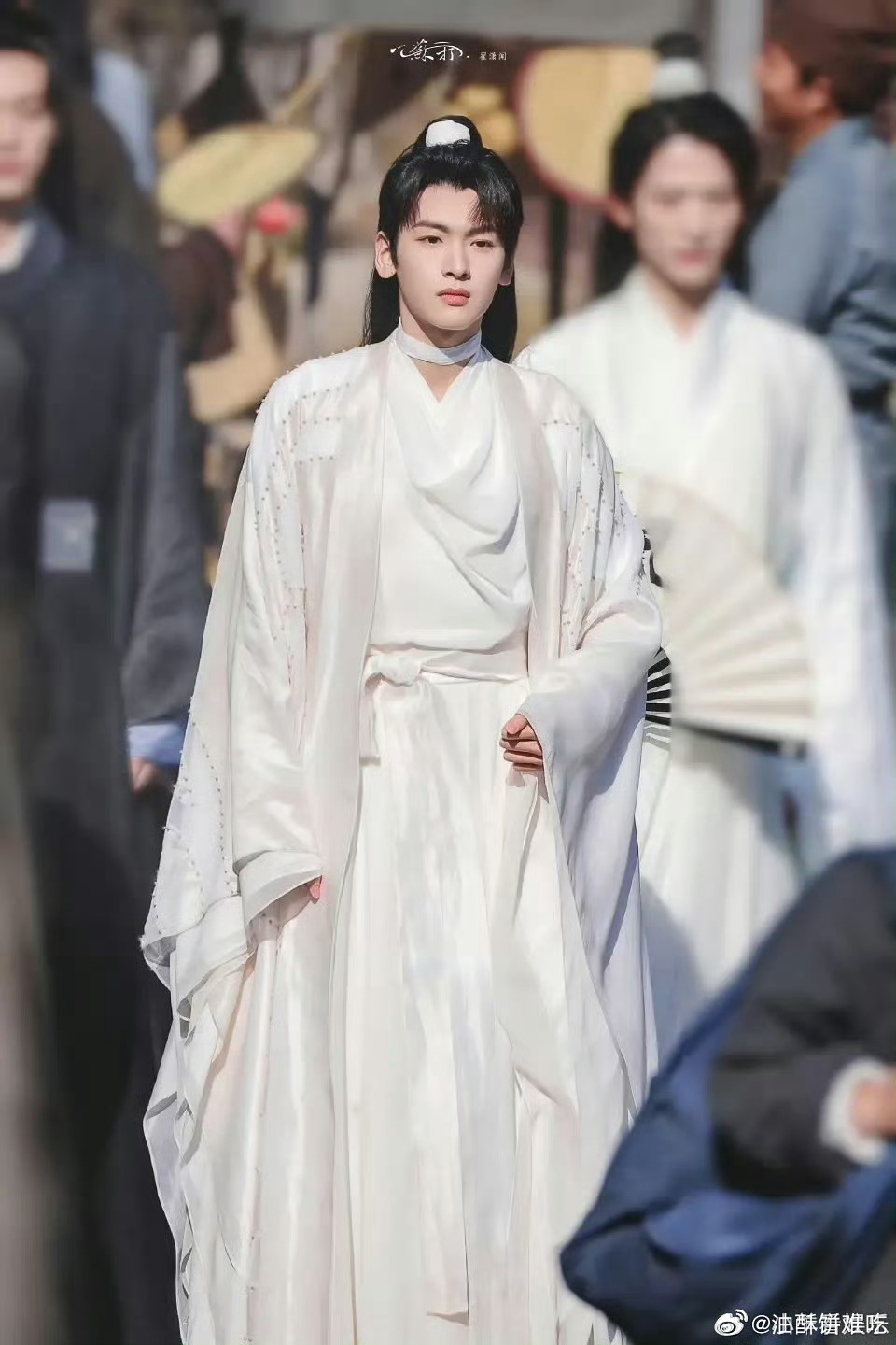 其实我觉得他本人不丑，但吉星高照看着确实非常拉 