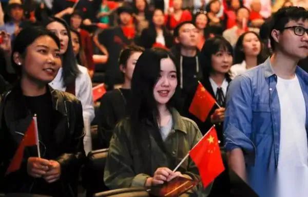 “安全感”竟成软肋？

越南朋友一句话把我点醒：14亿人没挨过“毒打”。

在国