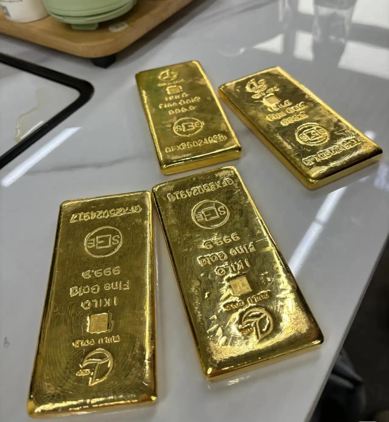 金价跌破1000块了，身边好几个朋友都栽了。
有个把买房首付拿去囤金的，现在亏得