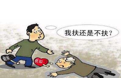 山东一73岁老人，骑自行车摔倒。躺在地上将近10分钟，没有一个路人敢搀扶老人起来