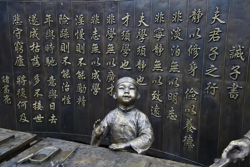 背古代文言文重要吗？这事儿争议挺大。从教育改革看，从小学到高中古文篇目大幅增加，