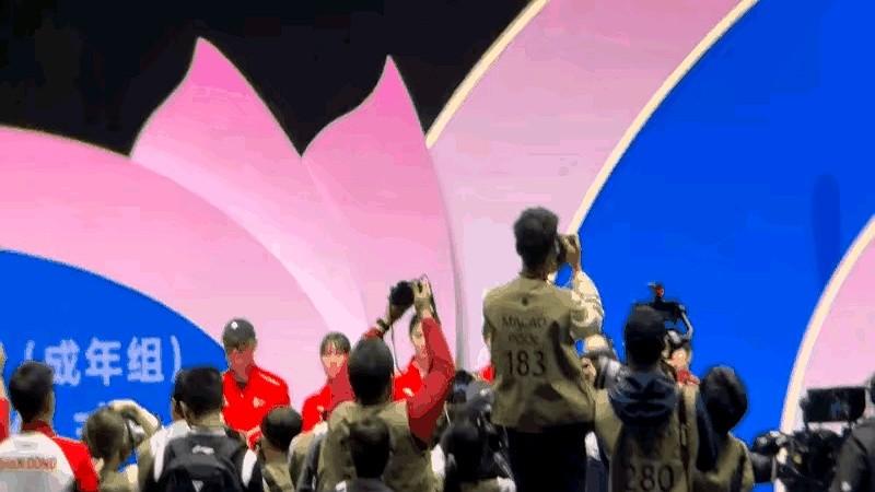 现在摄影师的镜头，都快长在孙颖莎身上了。

刚结束的WTT新加坡大满贯，只要有孙