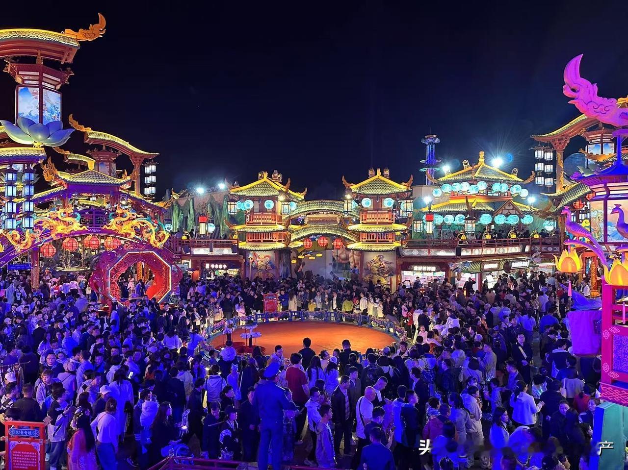 今晚青岛夜游现场，游客与市民共聚一堂齐开心。明月山海间的场景美轮美奂，演艺游乐精
