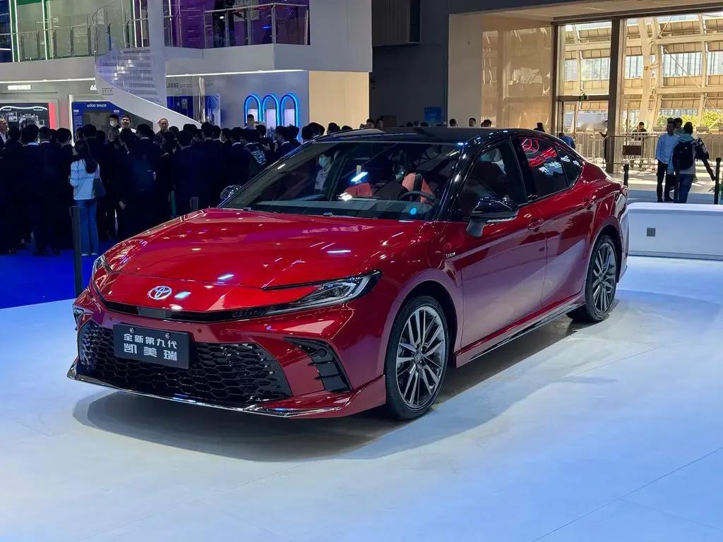丰田终于是想通了，第九代凯美瑞同时支持CarPlay、HiCar和Carlife