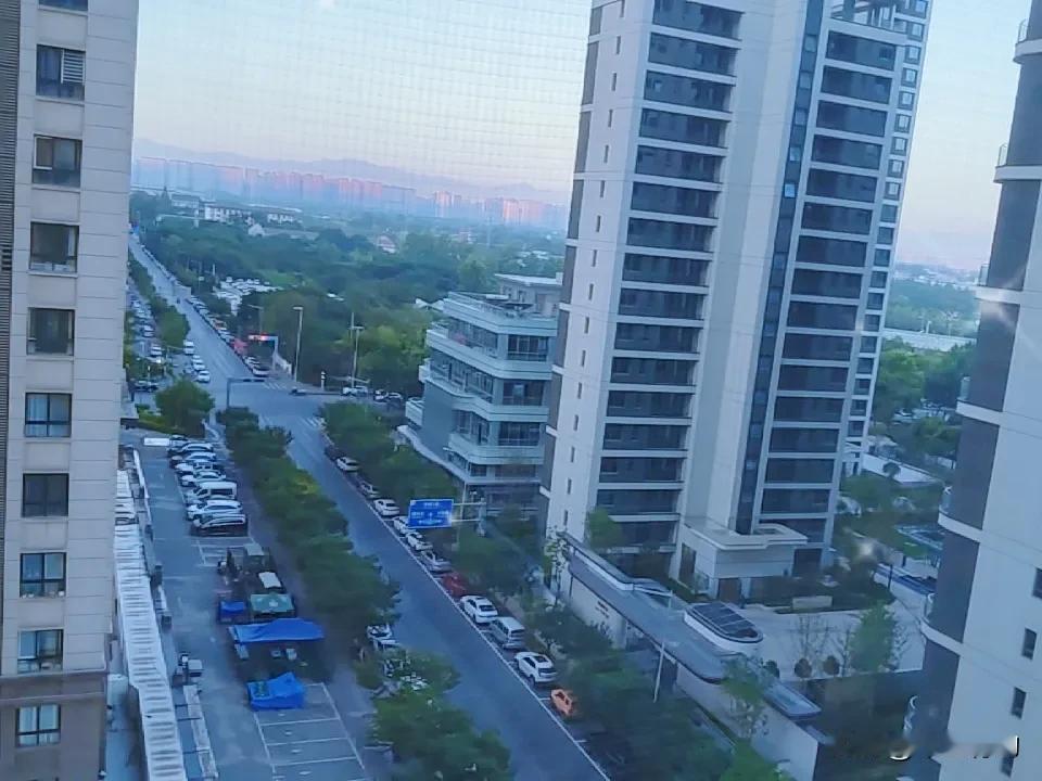 你拼命挣钱到底是为了什么？其实拼命挣钱，不是为了过上多好的生活，而是当你有困难的