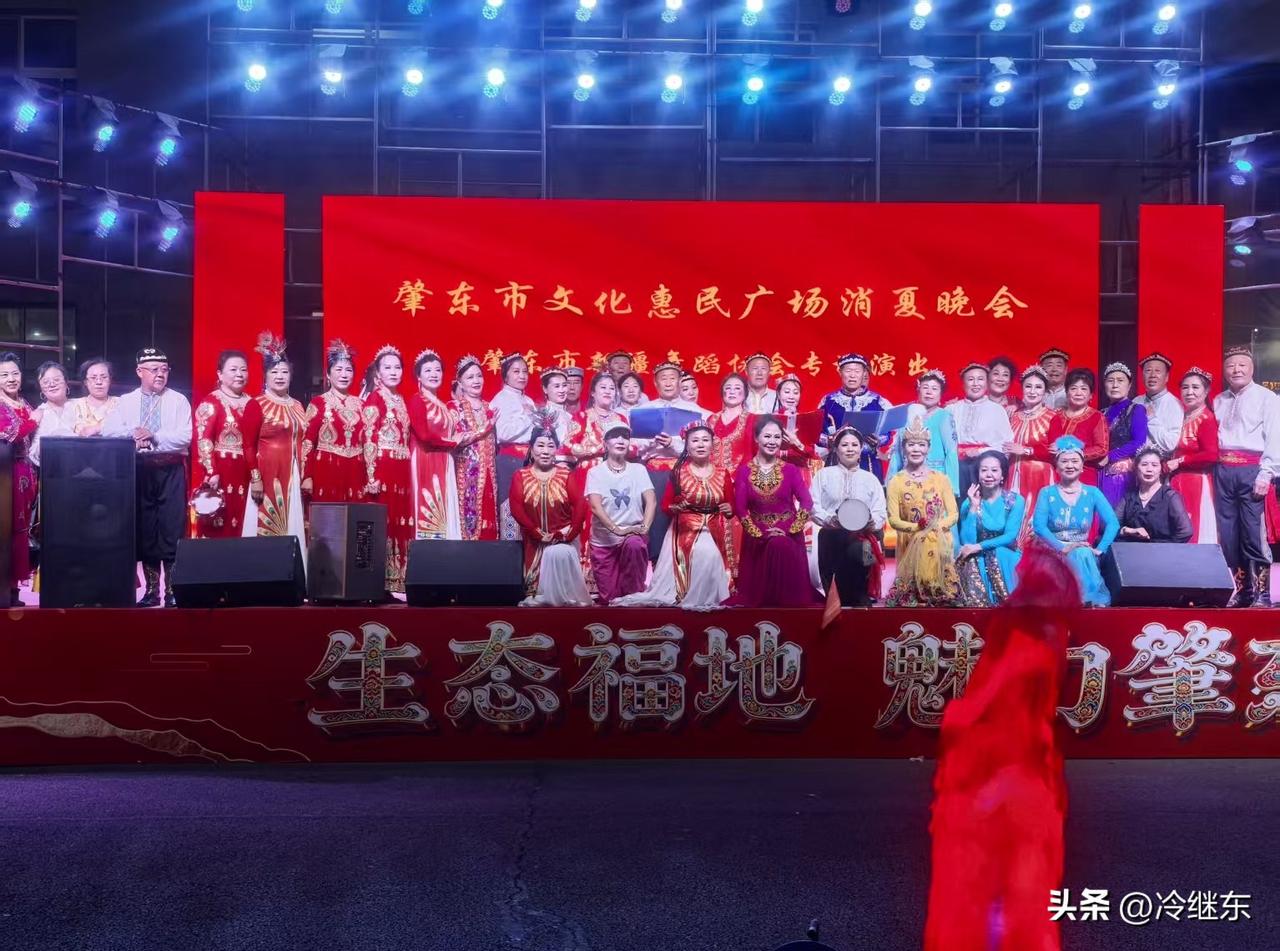 雀开屏
消夏晚会歌声扬，
动人佳丽舞霓裳。
肇东烤饼香天下，
请续句……
（五湖