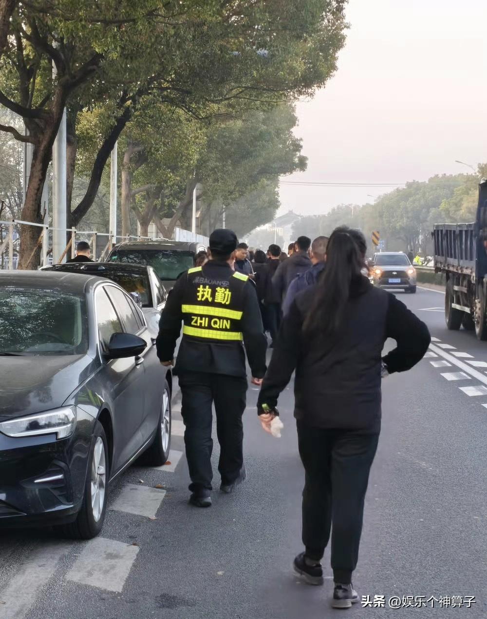 今天苏州的天气格外晴朗，全国各地的网友前来送别张雪峰老师！
3月28日，一大早，