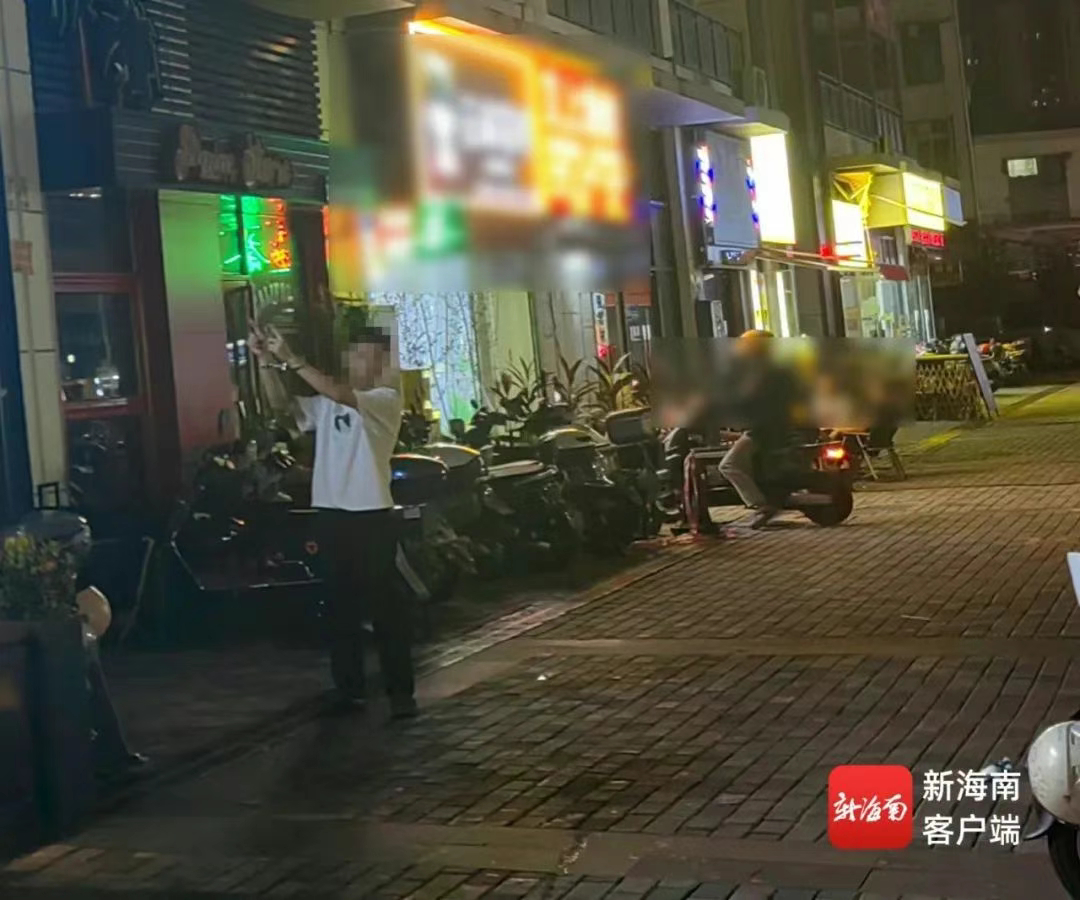 【#男子醉酒后高空抛下自行车被刑拘#】#男子醉酒后高空抛下自行车鞋架# 8月3日