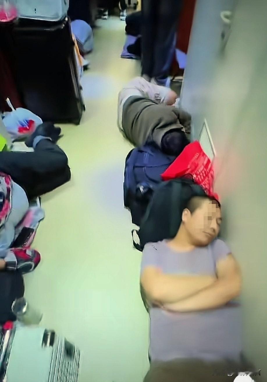 春运各种情景再现，你们看见这些画面有何感想？
这就是回家的心情，
更是回家的必经