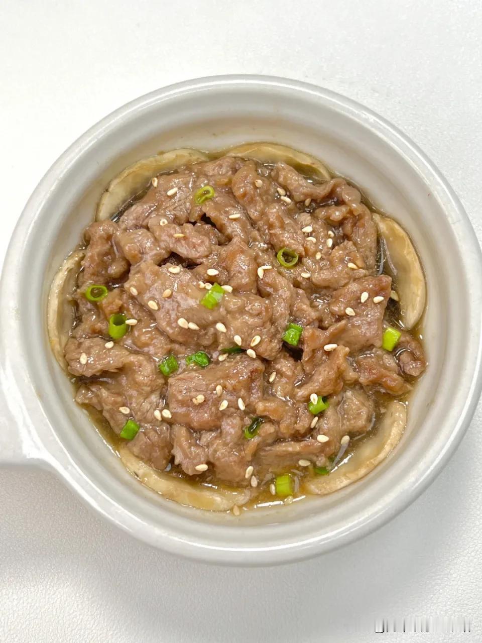口蘑蒸牛肉
 材料：牛肉、口蘑、姜丝、葱段、葱花、白芝麻。
 做法：牛肉切片腌制