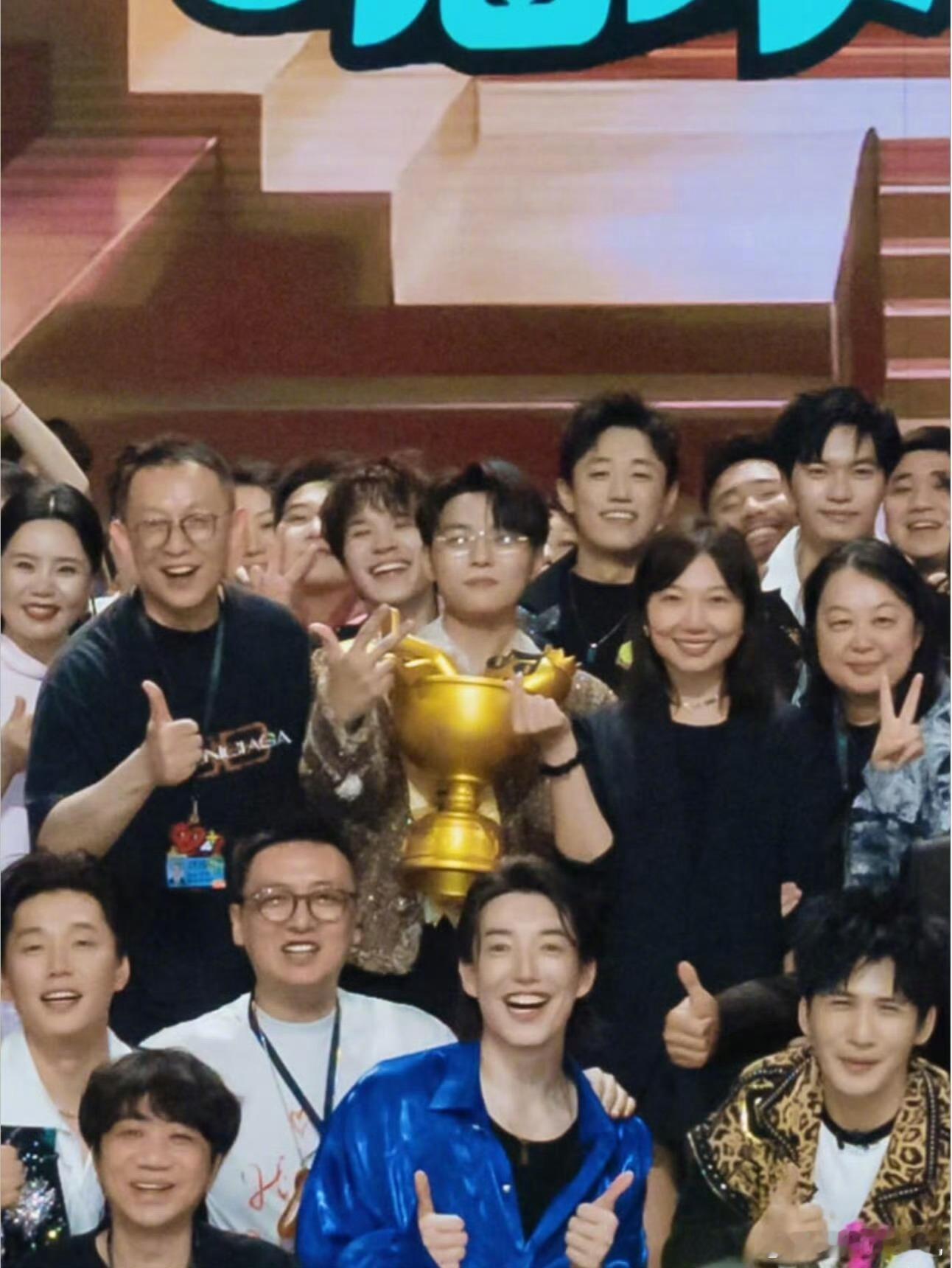 内娱歌手集体发文感谢洪涛魔力歌先生 收官！真的破防了，看到那么多歌手集体发文感谢