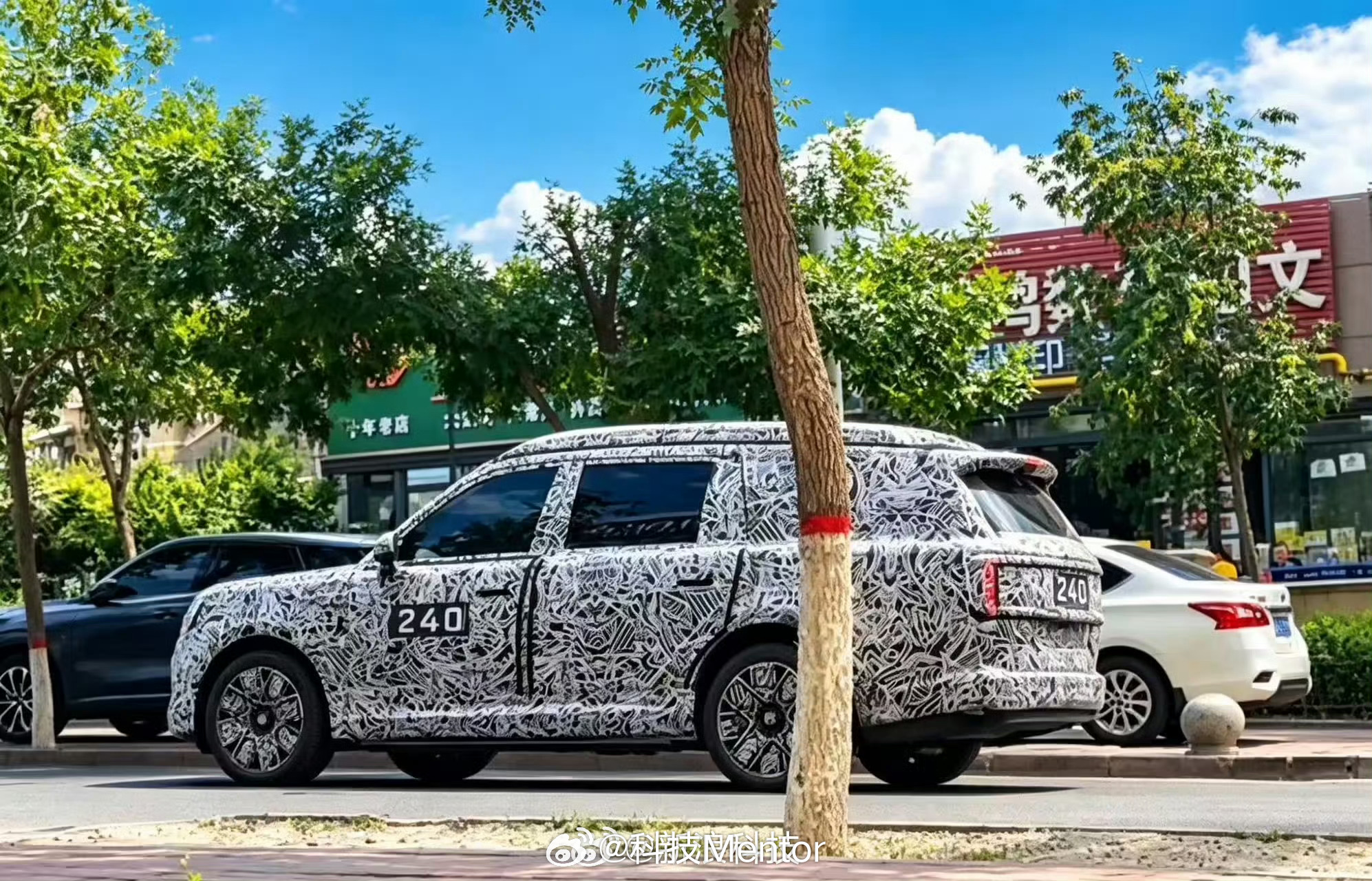 小米寻天汽车最新谍照曝光这车不小，就是裹得太严实了
