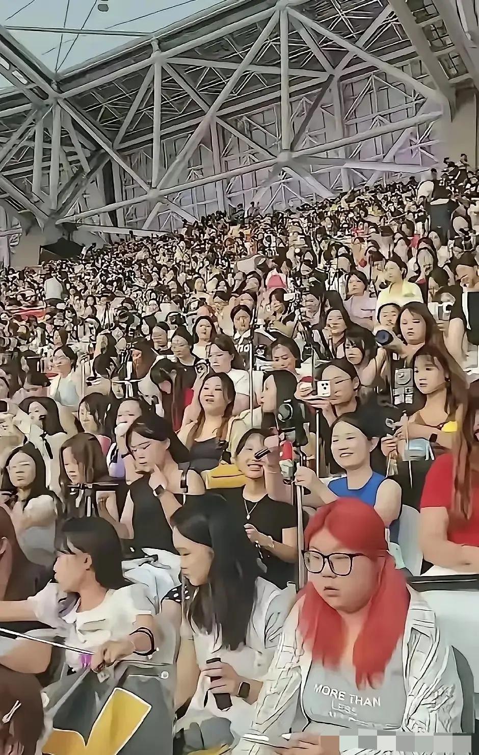5万人的演唱会，撕开了“富养女”最残酷的真相
 
五万个座位，座无虚席。清一色的