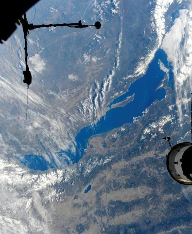 从国际空间站的舷窗看贝加尔湖就是这样的！该湖含有地球上约 20% 的淡水 ​​​