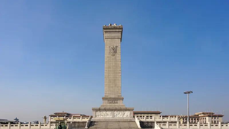 毛主席战术思想的核心，可以从“实事求是，灵活机动”这几个字来把握。

它不是死板