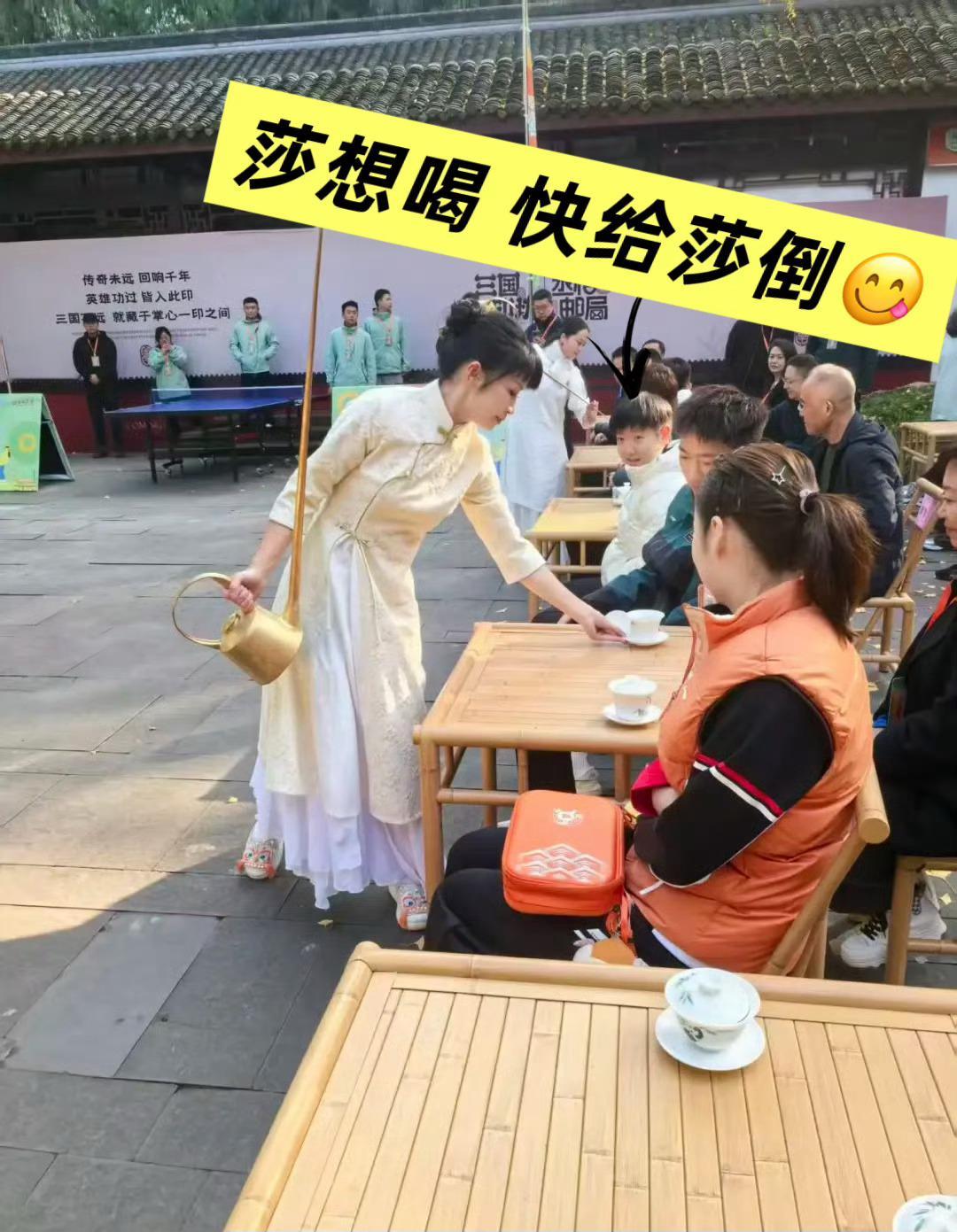 今日份四川成都国球“进公园”活动，奶白团子莎来了。👀 孙颖莎解锁了小丸子皮肤