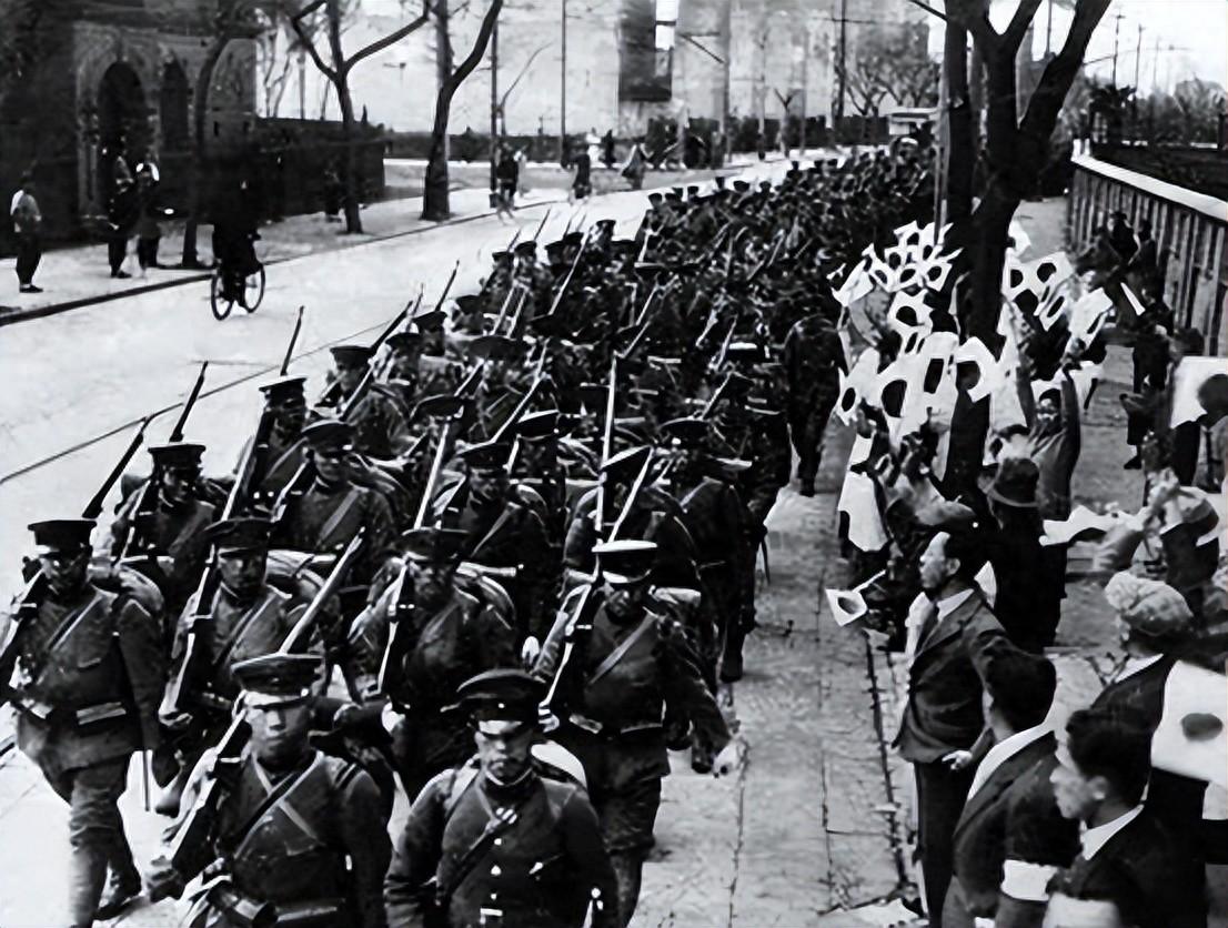 1937年，日本扬言三个月灭亡中国，他们是精密算过的。钢铁差145倍，飞机坦克中