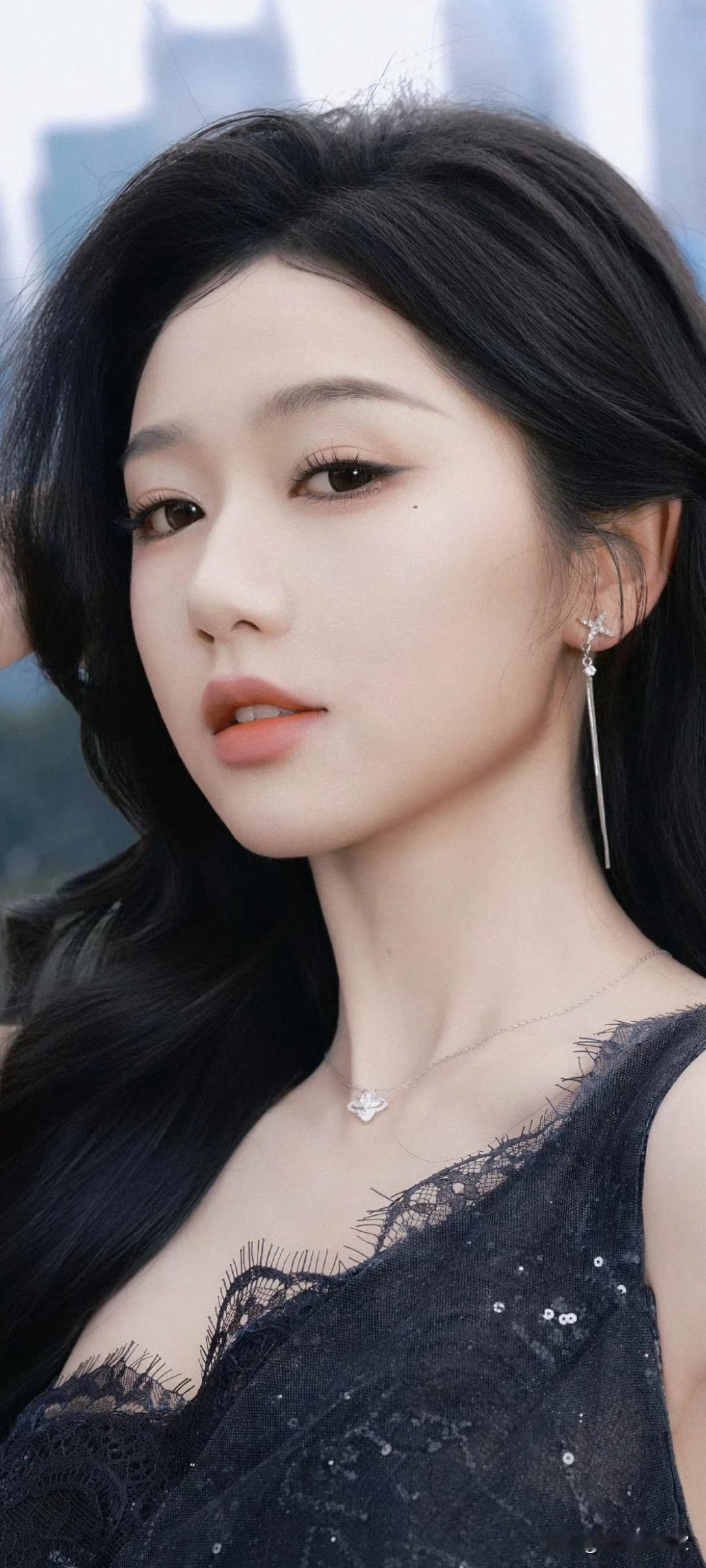 岳雨婷写真壁纸～黑裙闪片+慵懒长卷发，在城市露台拍出了电影女主既视感！