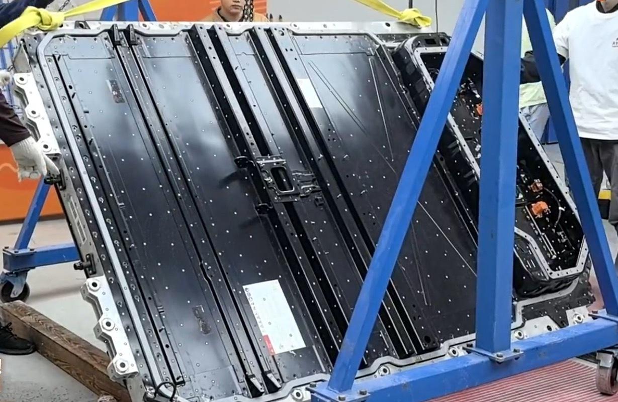 这是SU7电池包（铁锂）的照片，黑色的是电池的上盖板，上面还有2000兆帕的横梁