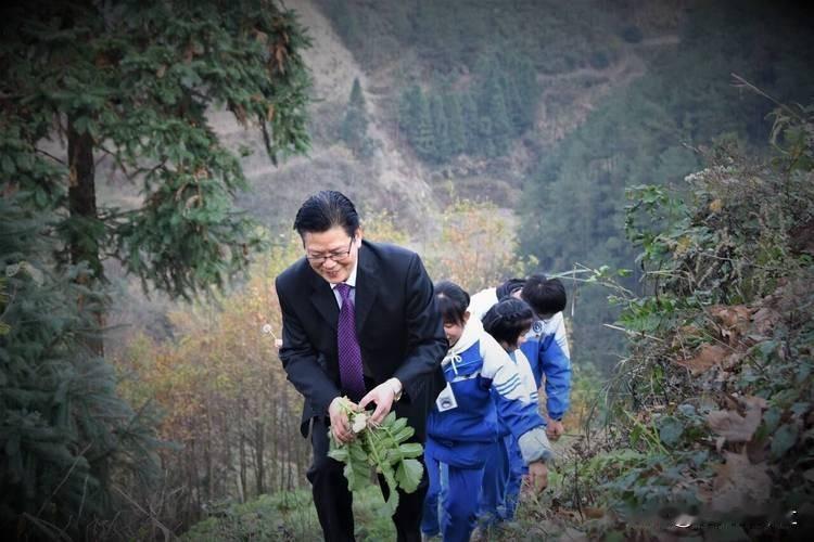 [太阳]杭州一校长退休后，选择前往山区支教，谁知，一开学，学生就消失了60多个，