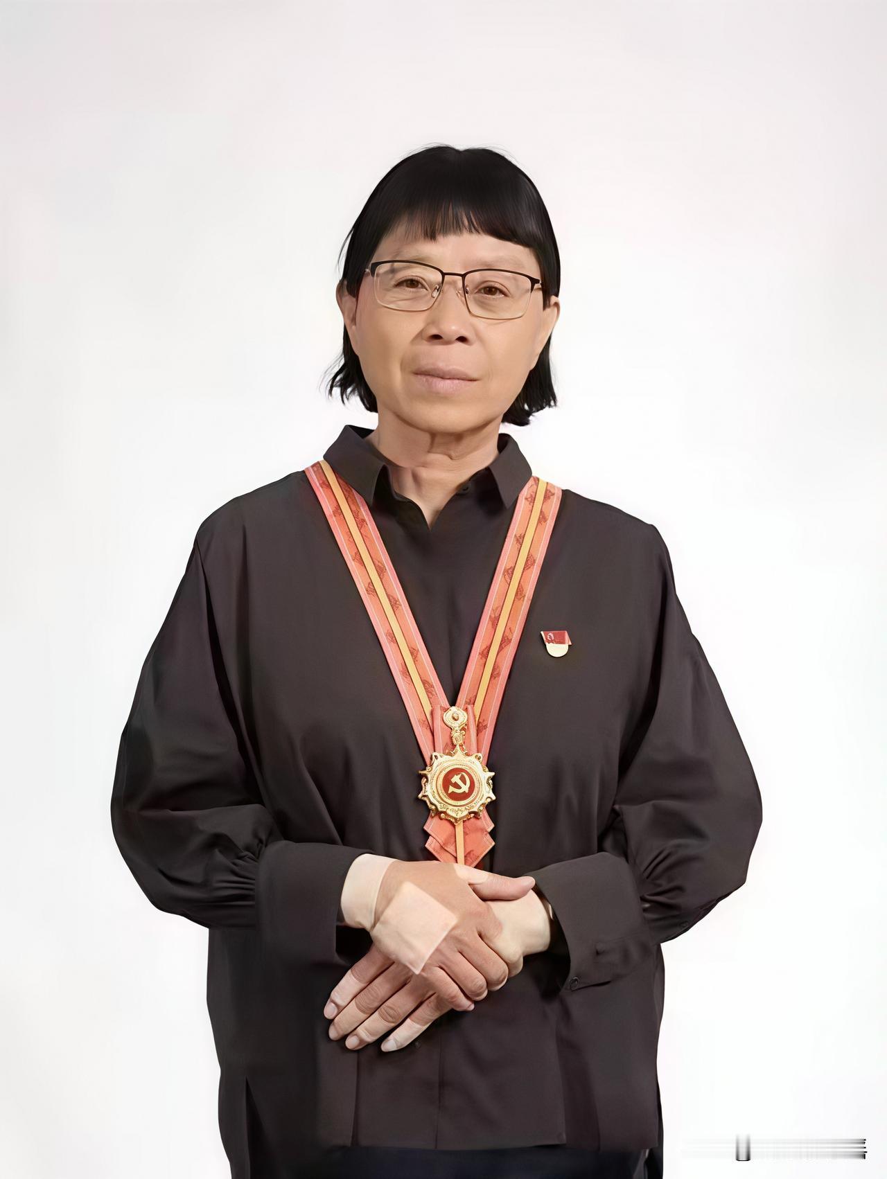 张桂梅交权了 。
华坪女高新教学楼明年3月投用。这位黑龙江来的犟脾气老太太 20