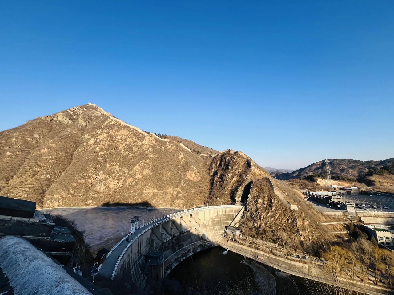 水润长城绿，马嘶古道春。登斯楼也，看碧水蜿蜒，龙脊起伏。2026，愿如骏马，驰骋