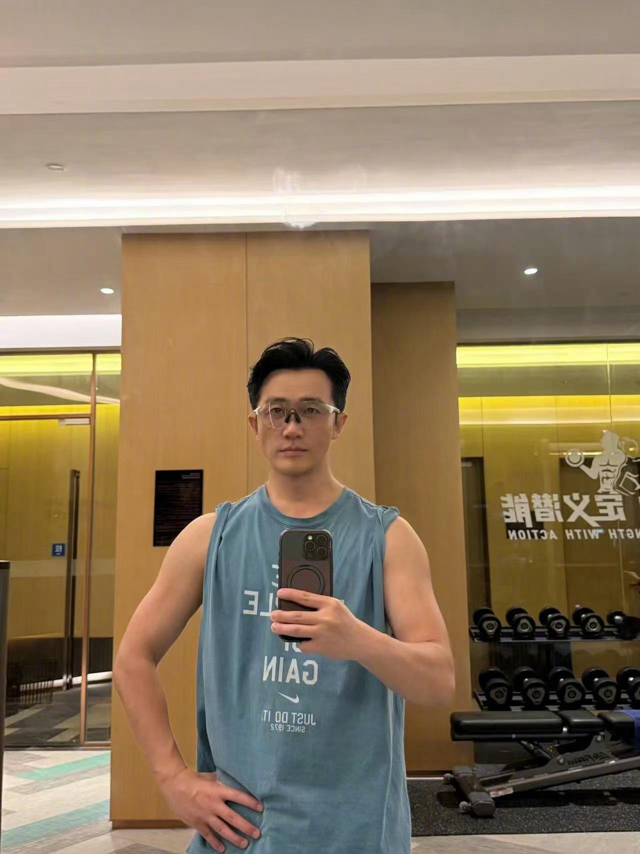 要不看这标志性的手还真没认出来是黄轩 