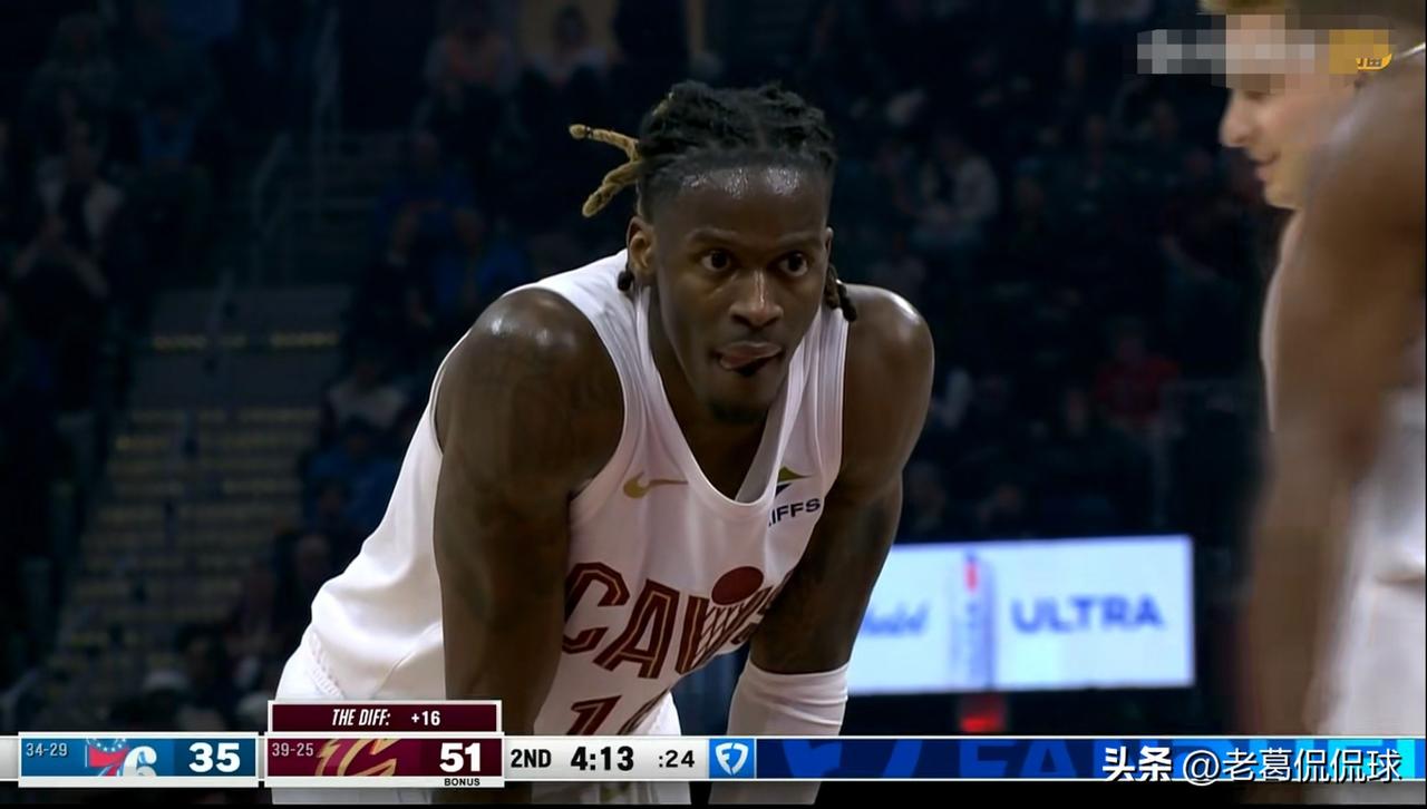 骑士大将埃利斯真是大放异彩！在今天骑士主场迎战76人的比赛中，目前双方半场战罢，