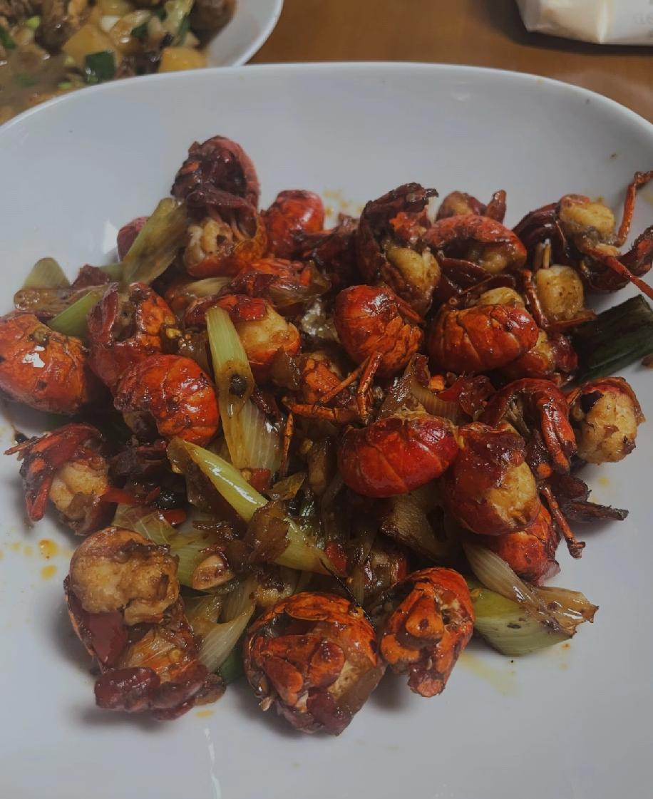 发现武汉的小龙虾今年上市得格外早，往年这个时候根本见不到鲜活的小龙虾，今年不仅早