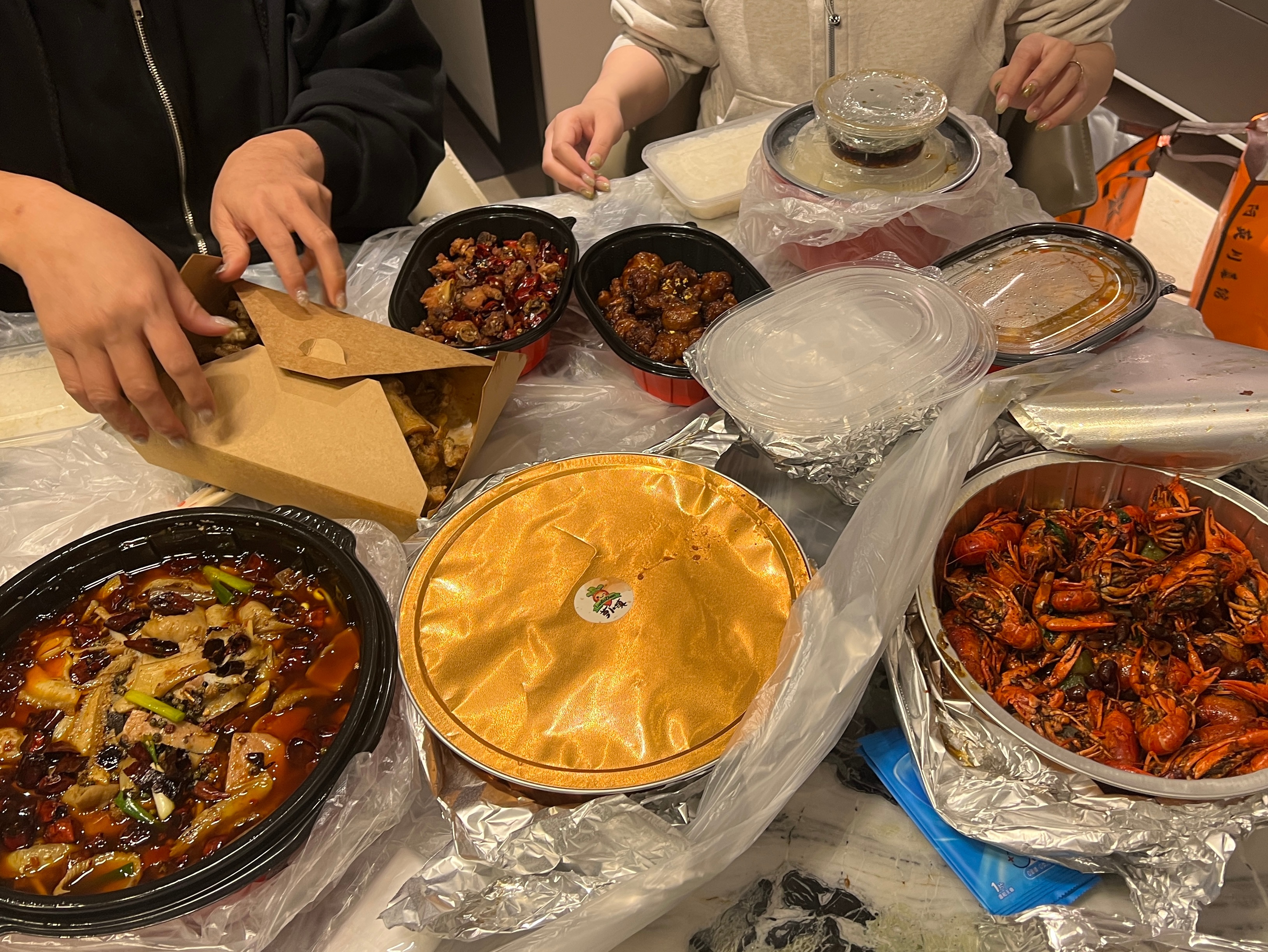 晚饭在邻居家吃小龙虾，被两个电话打得无心继续享受美食，立马返回医院。一个是猫友捡