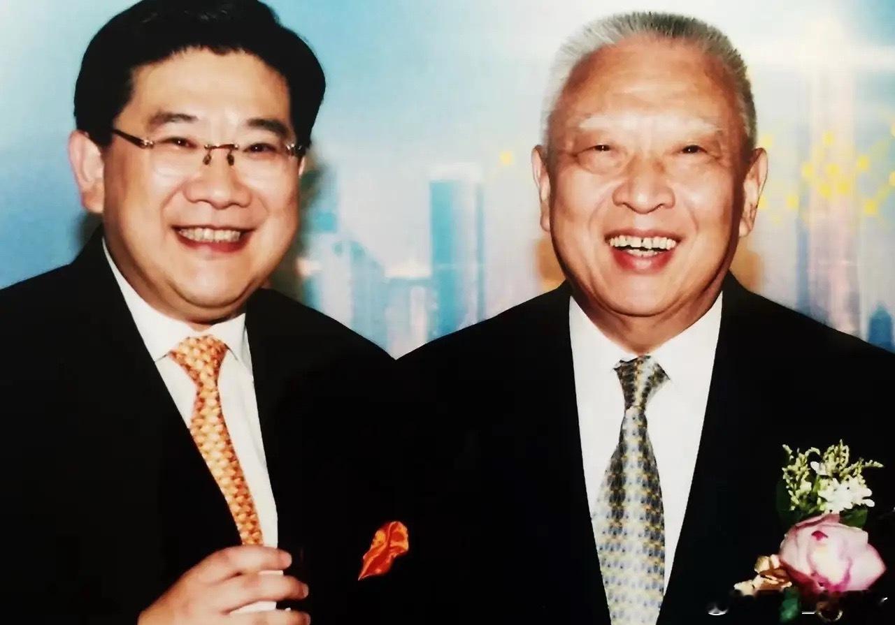 惊闻董建华先生驾鹤西去，不胜悲痛[流泪][流泪]！遥想与董建华先生晤面，至今历历