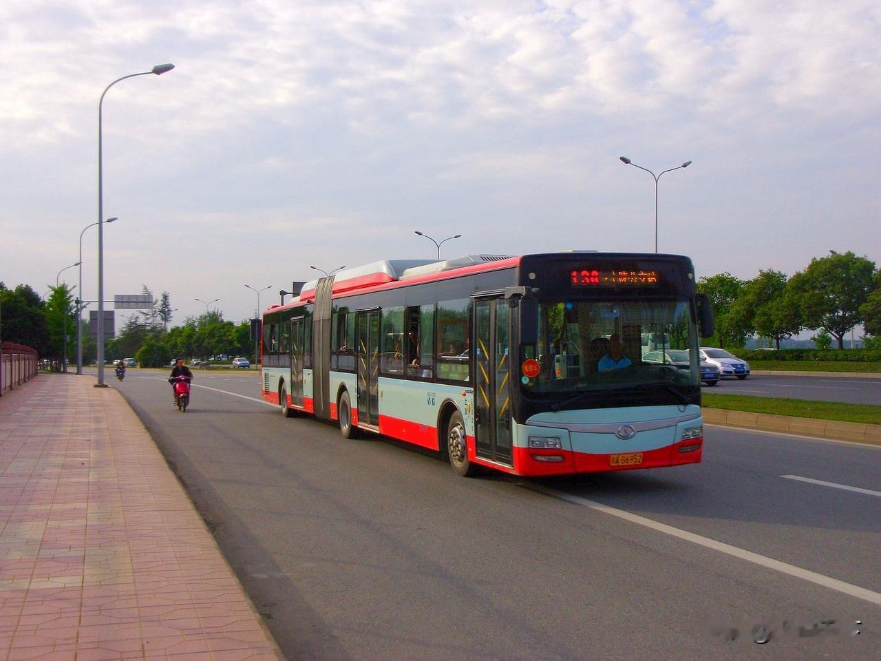 2013年，成都三环路上的18米铰接式公交车，这款车是蜀都客车CDK6182，是