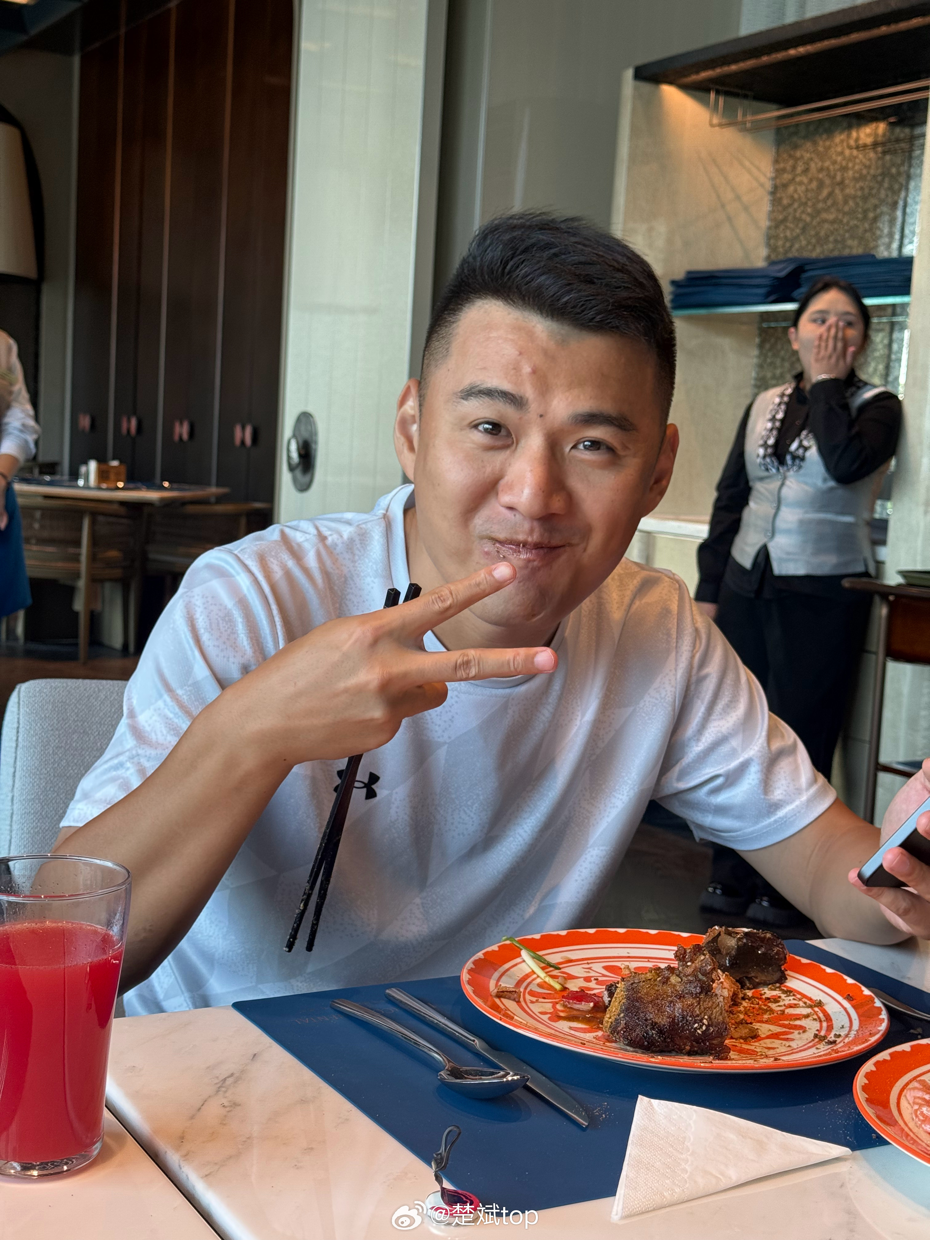 第一次遇到吃饭给发筹码的，我以为让我们玩两把呢特意去拿了一瓶啤酒，等会跟玩把大的