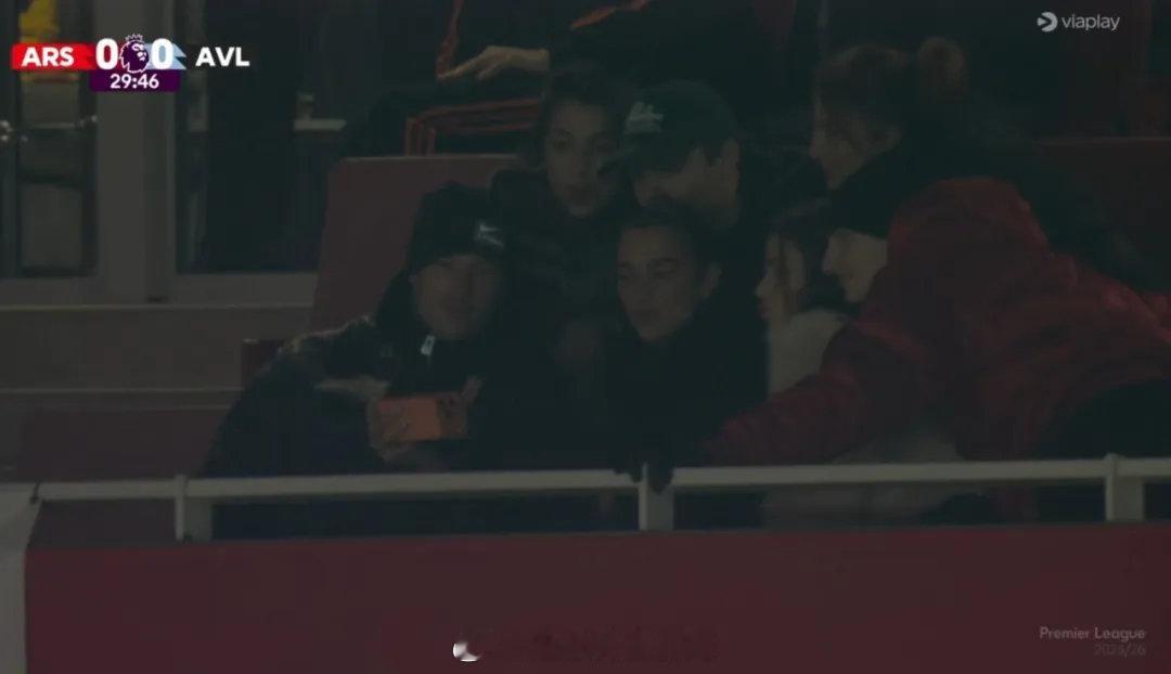 英国著名女歌手杜阿-利帕现场观看了阿森纳对维拉的比赛。 