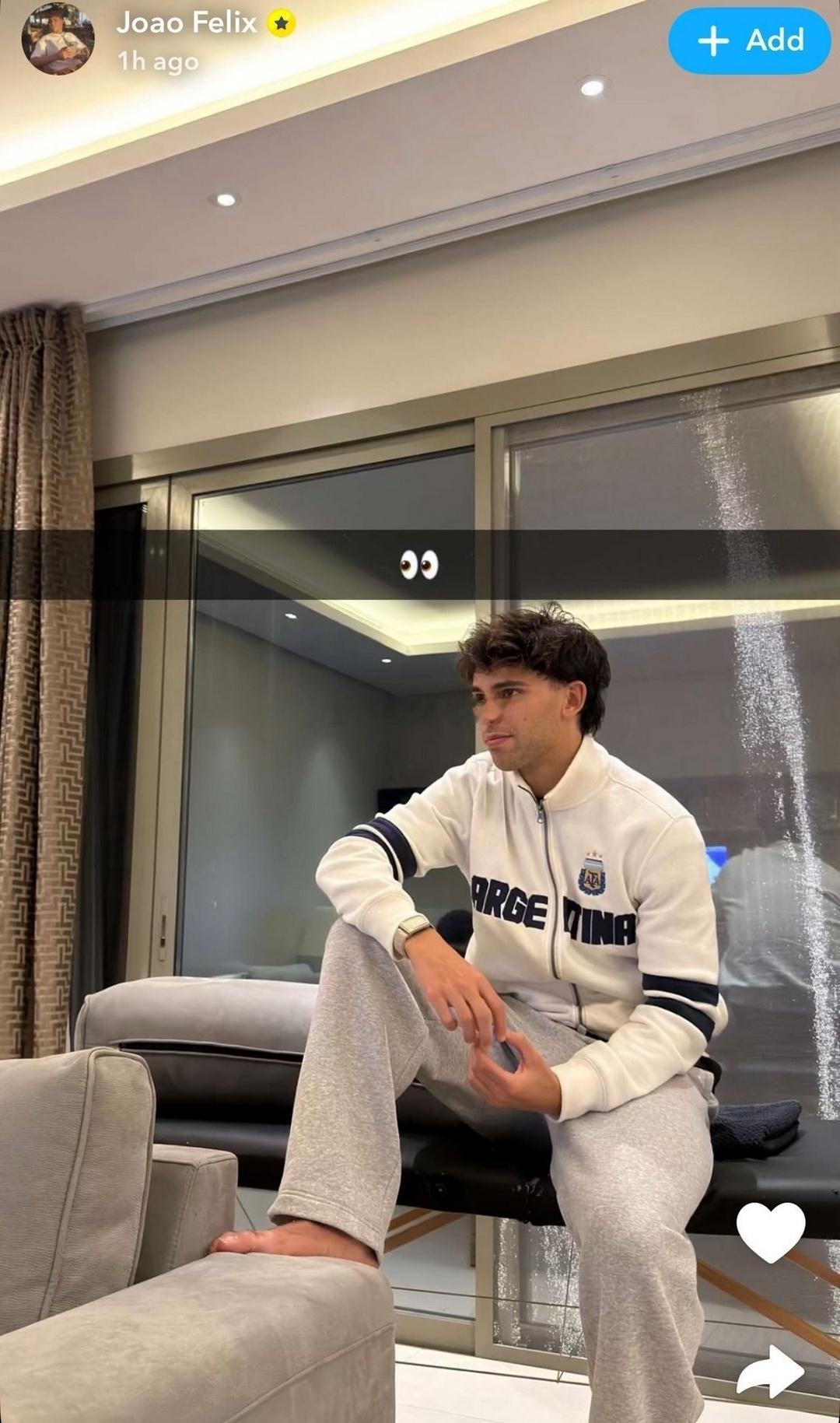 这个叫费利克斯的家伙真勇敢，即使他的朋友在葡萄牙生闷气，他还是穿着阿根廷夹克。 