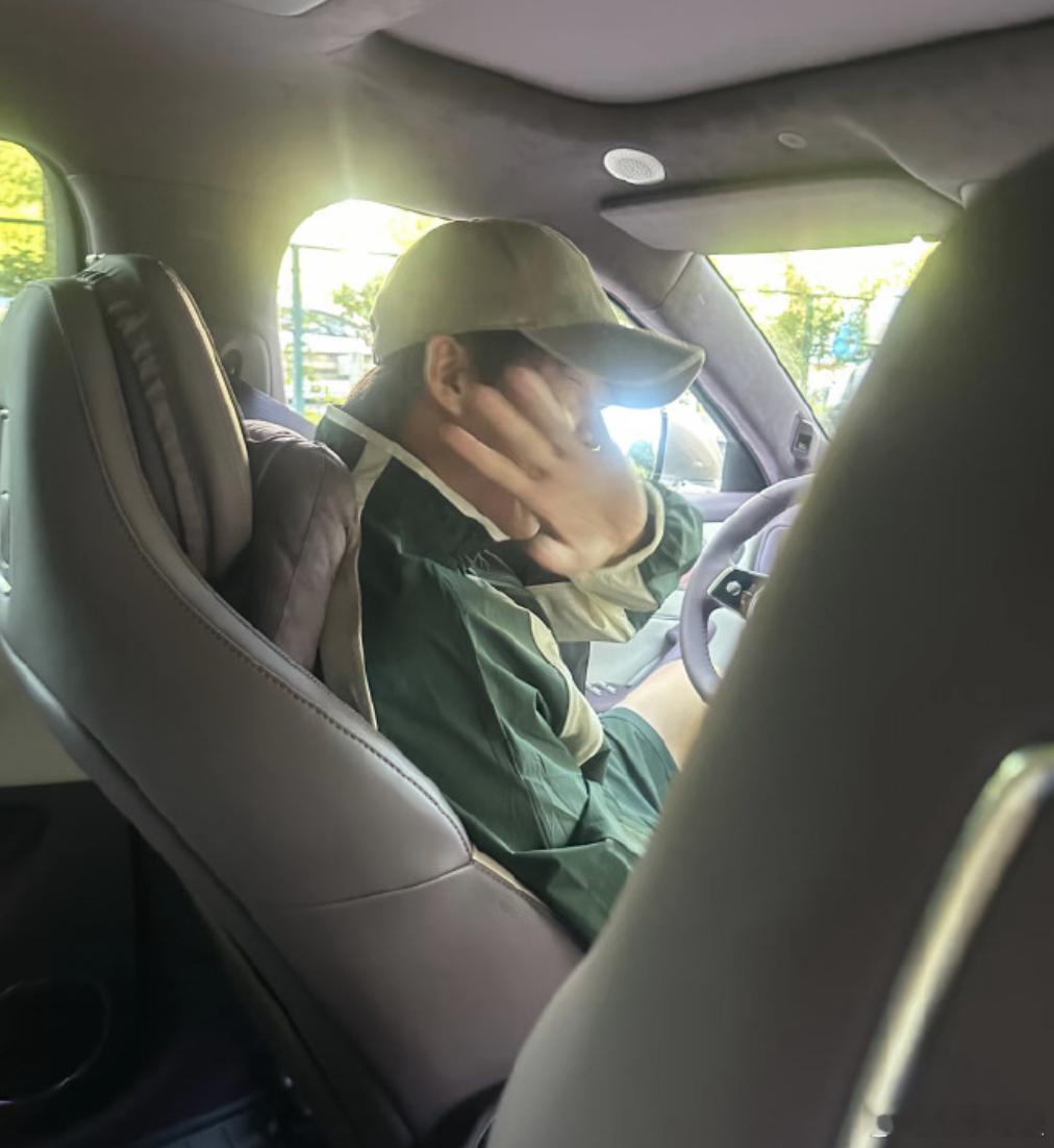 王天放载遇难网友下高速 网友搭乘的车辆在高速上遭遇事故滞留，赶时间只能试着拦车求