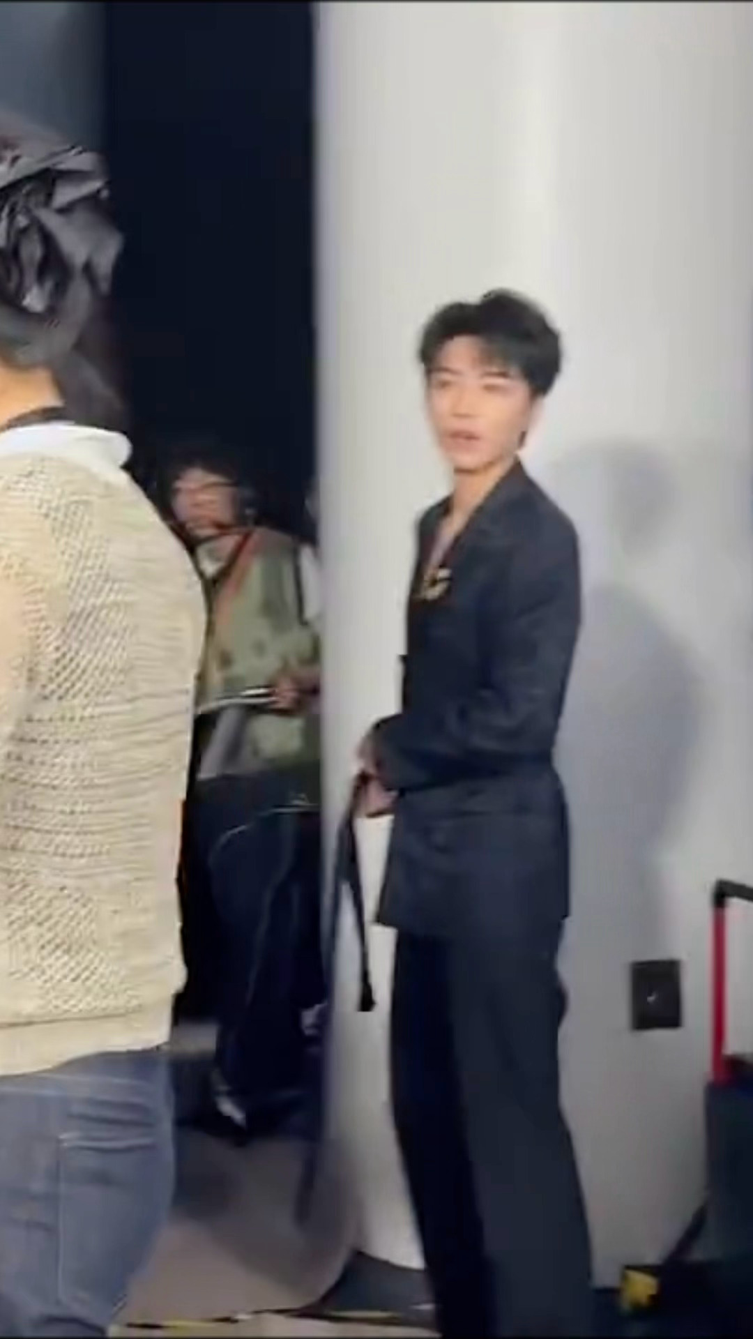 最好笑的是当凯边理腰带边听清晓明哥问的是28号周杰伦演唱会他去不去时，不知道说了